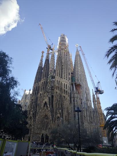 Sagrada Familia Bars & Clubs in Lima – GayOut Guide