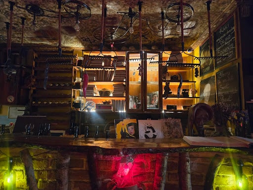 Komiteti Bars & Clubs in Tirana – GayOut Guide