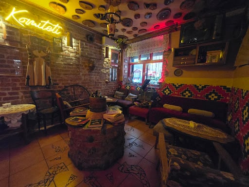 Komiteti Bars & Clubs in Tirana – GayOut Guide