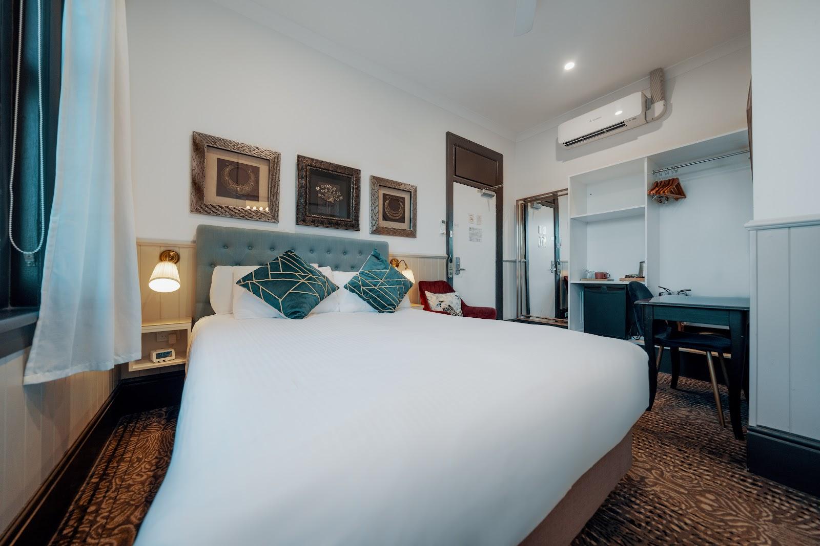 Cremorne Point Manor Hotels in Cremorne Point – GayOut Guide