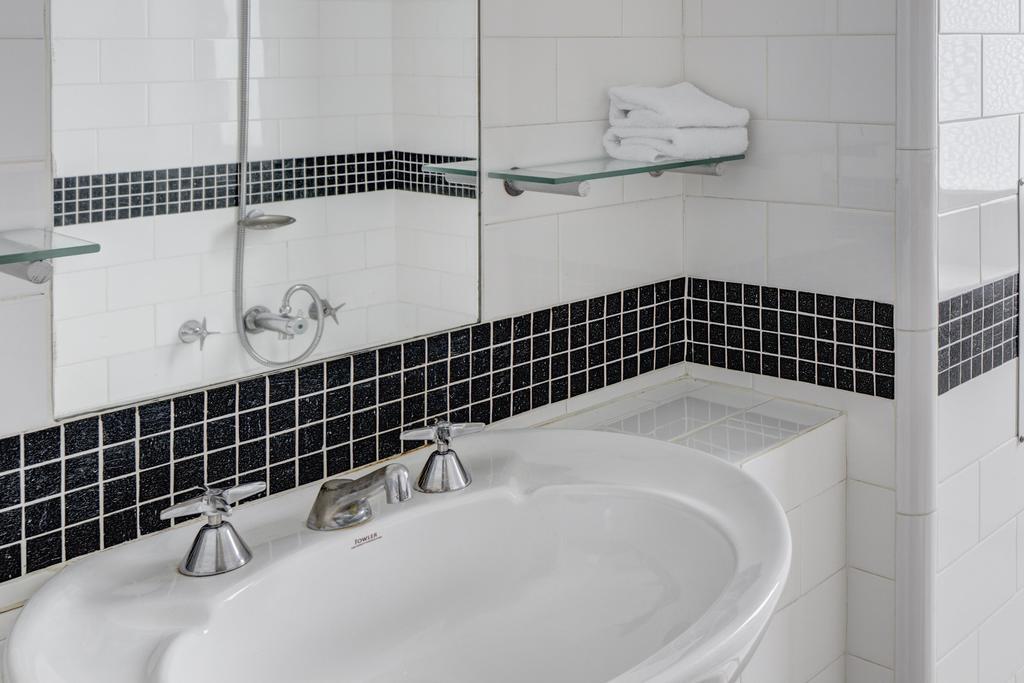 Regents Court Sydney Hotels in Potts Point – GayOut Guide