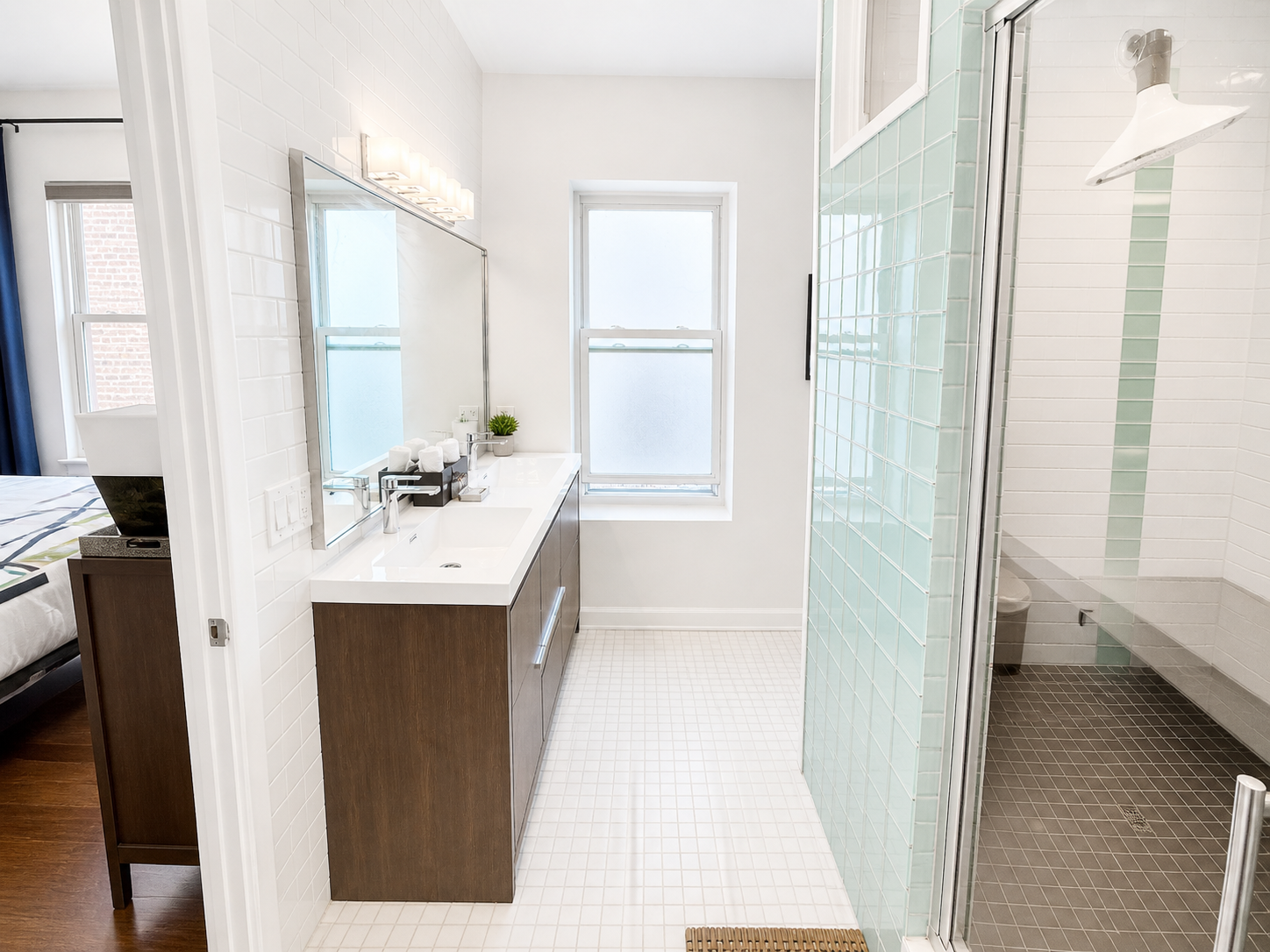 House 5863 Hotels in Chicago – GayOut Guide