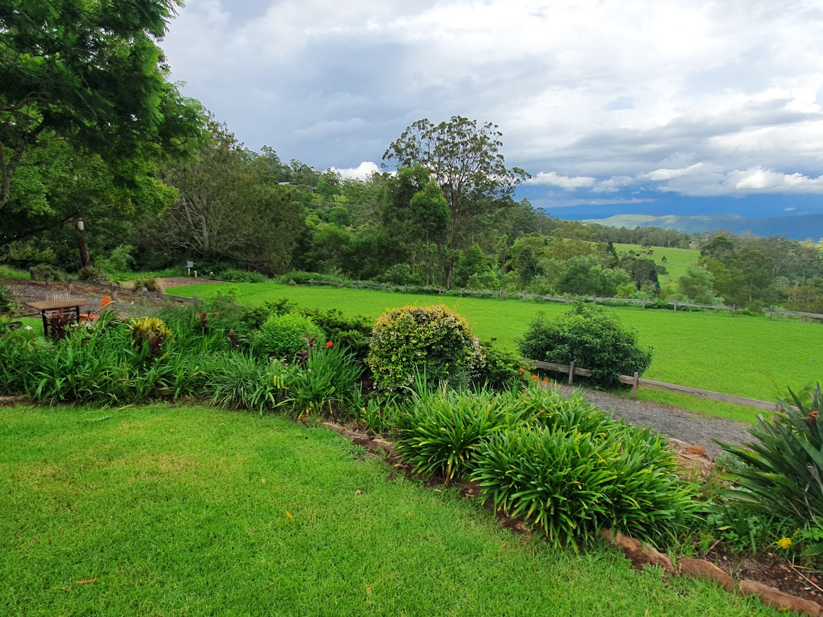 Ravensbourne Mountain Retreat Hotels in Amberley – GayOut Guide