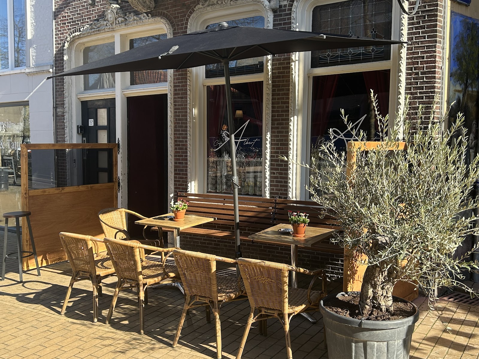 Café Albert Bars & Clubs – GayOut Guide