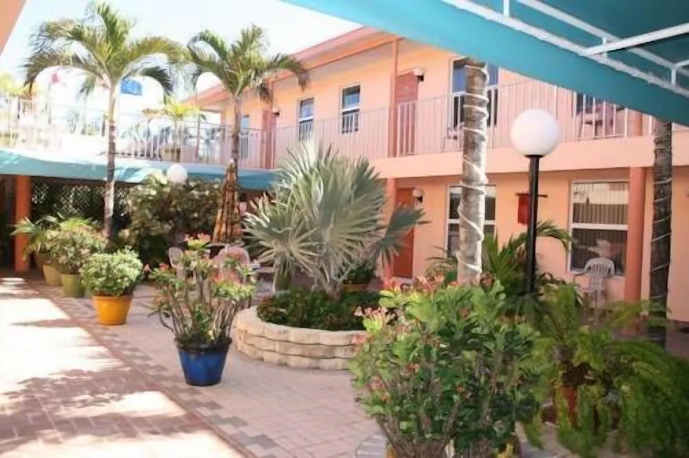 Lago Mar Motel & Apartments Hotels in Lake Worth – GayOut Guide