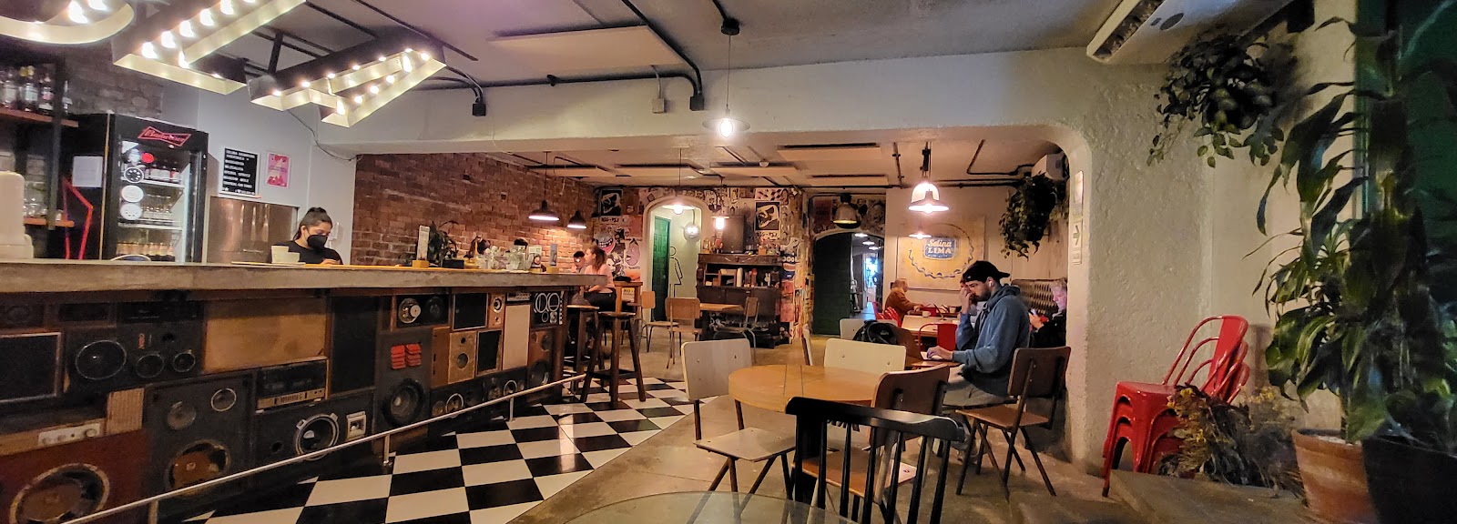 Selina Bar Bars & Clubs – GayOut Guide