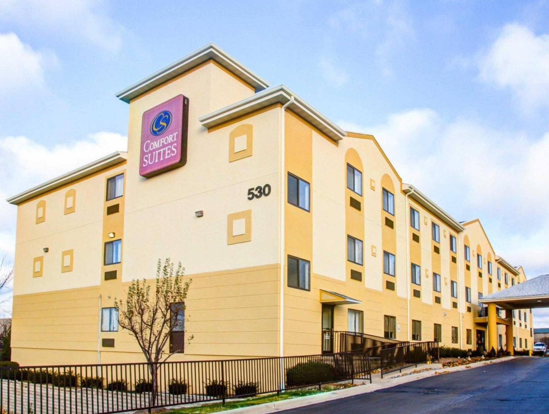 Comfort Suites Lombard - Addison Hotels in Lombard – GayOut Guide