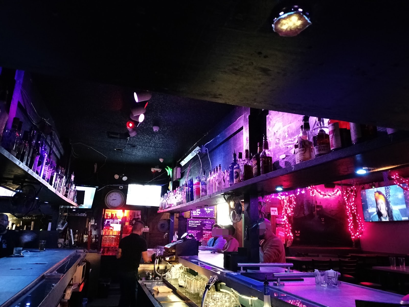The Crest Bars & Clubs – GayOut Guide