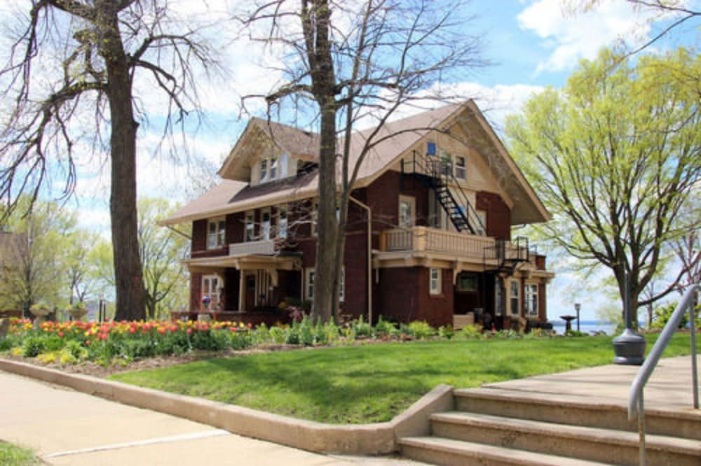 Mendota Lake House B&B Hotels in Madison – GayOut Guide
