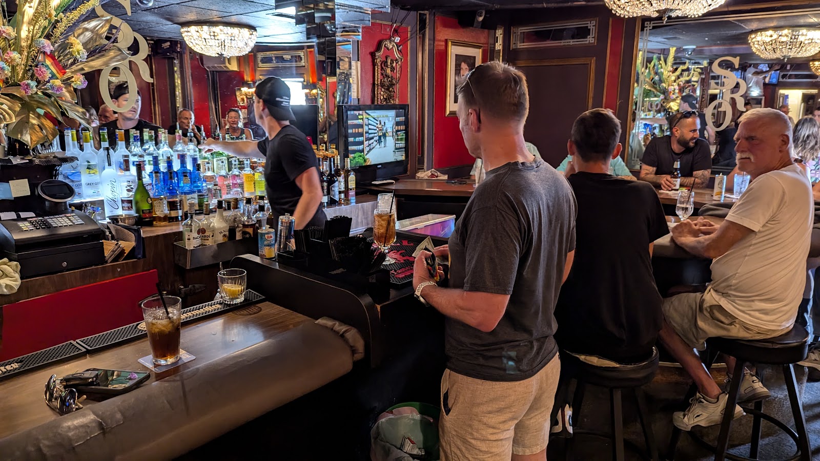 SRO Lounge Bars & Clubs – GayOut Guide