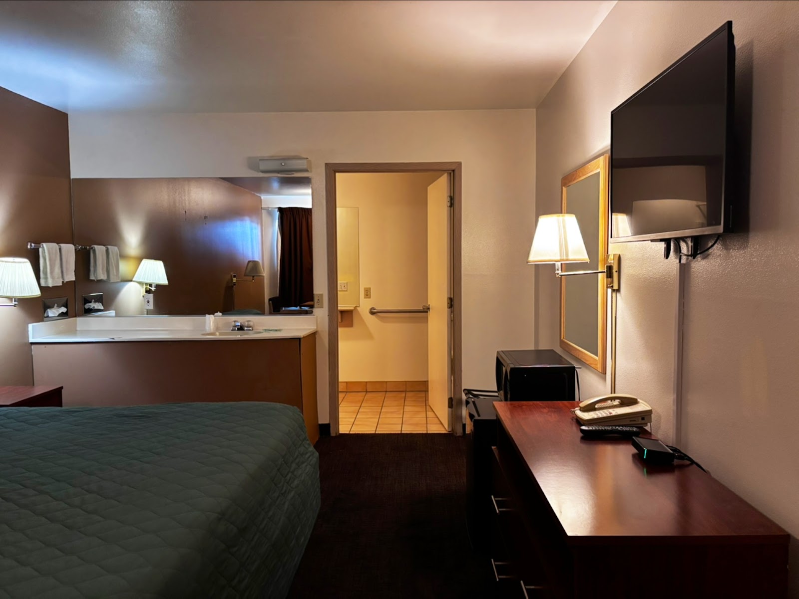 Tiki Lodge Hotels in Spokane – GayOut Guide