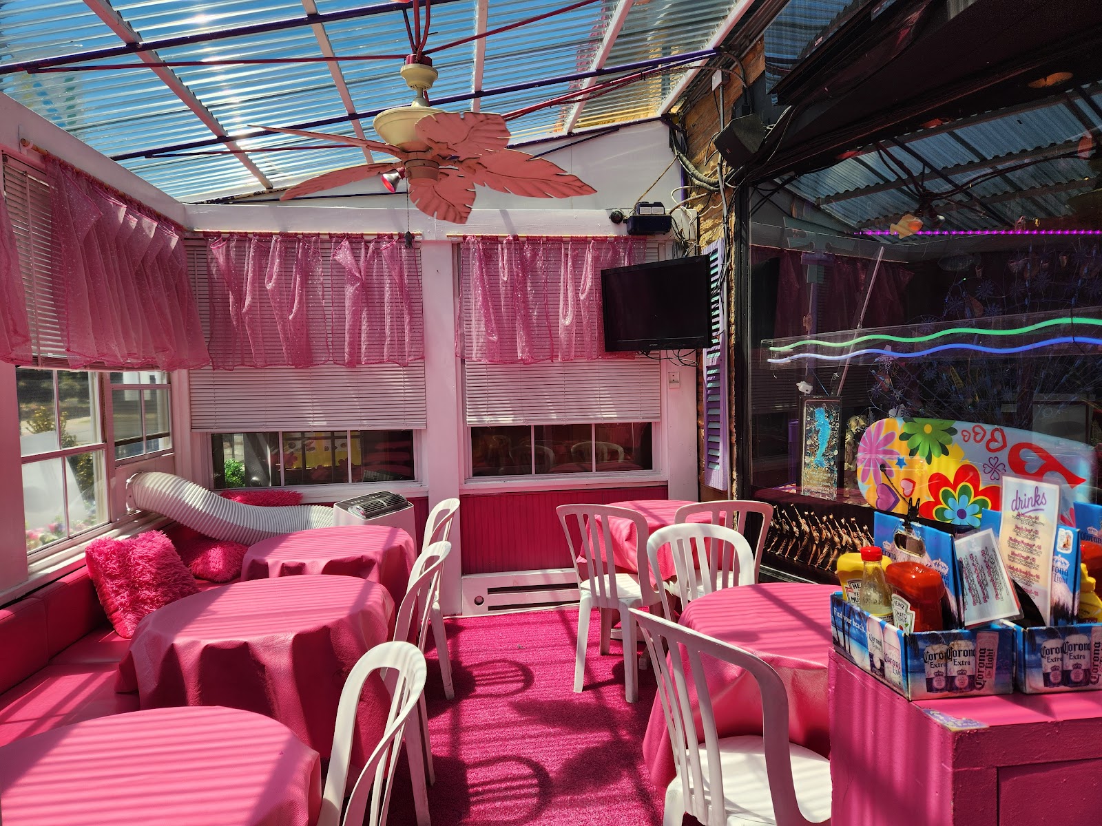 Freddie's Beach Bar & Restaurant Bars & Clubs in Arlington – GayOut Guide