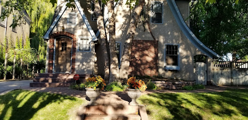 Historic Twin Tudors Inn