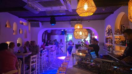 Montparnasse Piano Bar Bars & Clubs in Mykonos – GayOut Guide