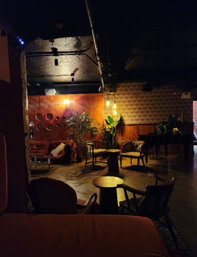 Dorothy Bars & Clubs in Chicago – GayOut Guide