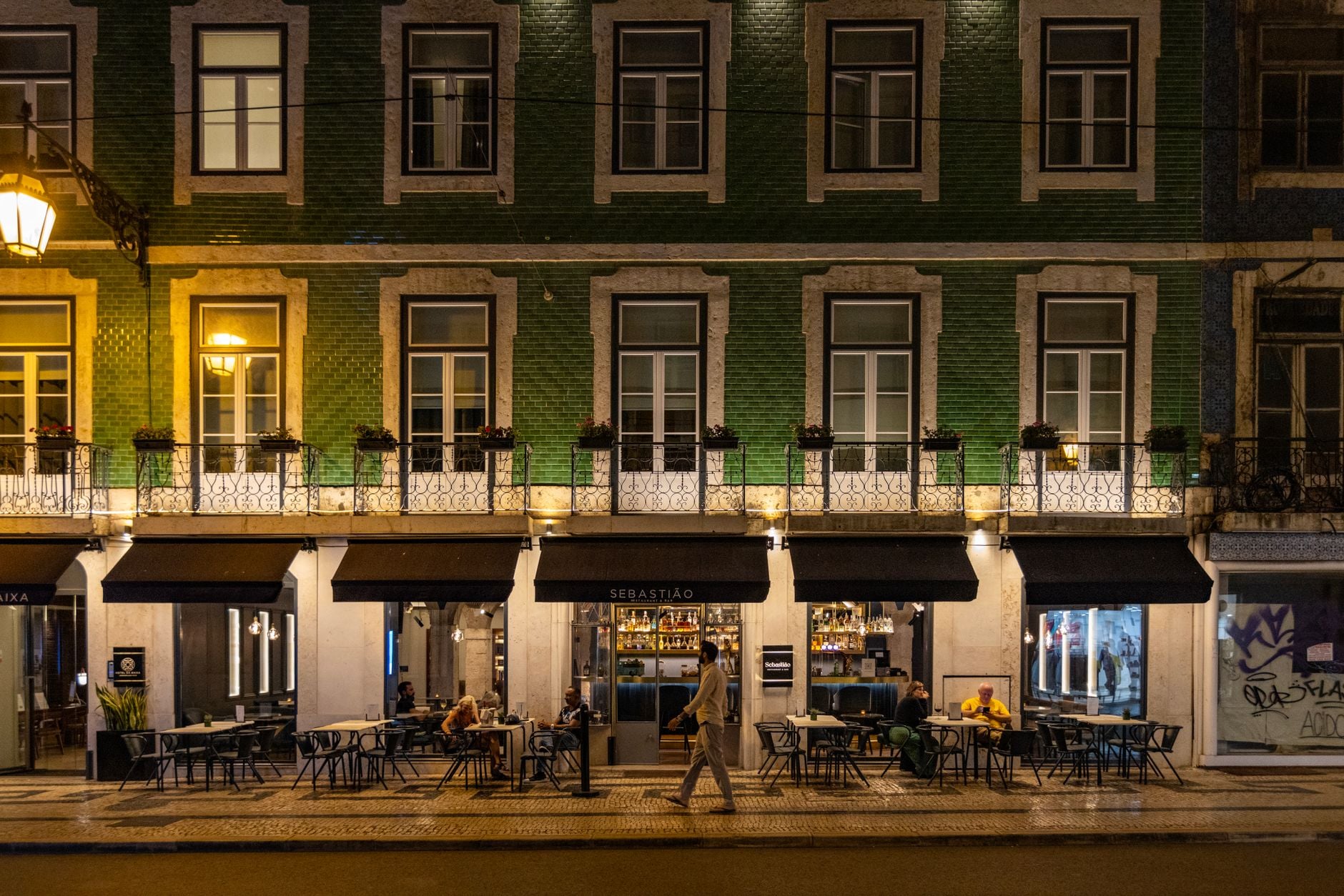 Shelter Bar