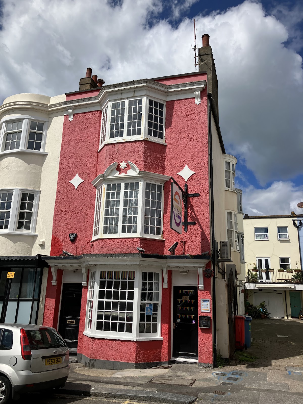 The Grosvenor Bar Bars & Clubs in Brighton – GayOut Guide