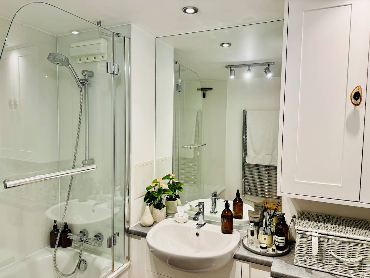 The spotless shared bathroom at City Road Sanctuary