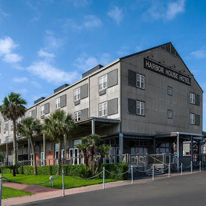 Harbor House Hotel & Marina at Pier 21