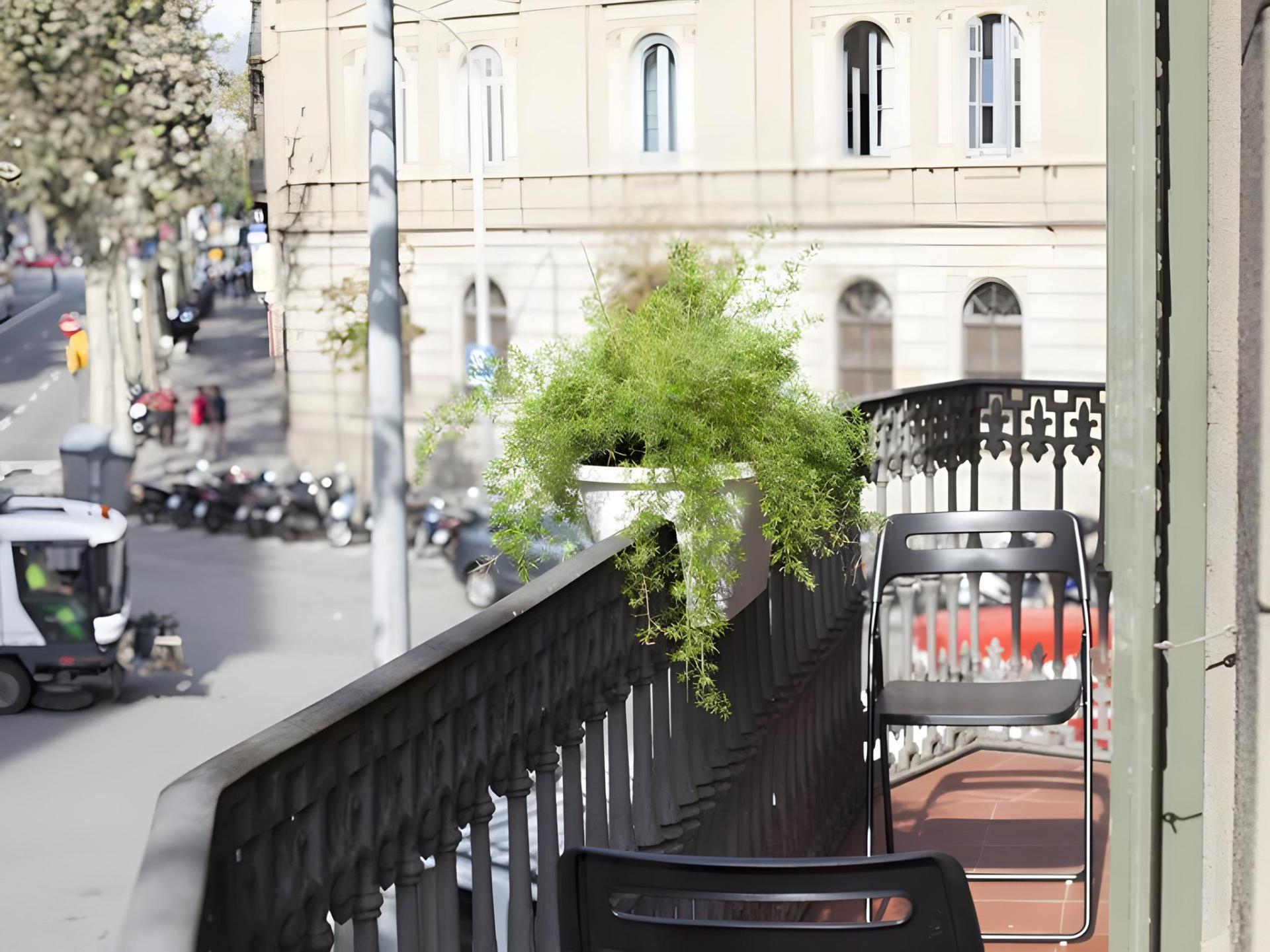 Hostal Amra Hotels in Barcelona – GayOut Guide