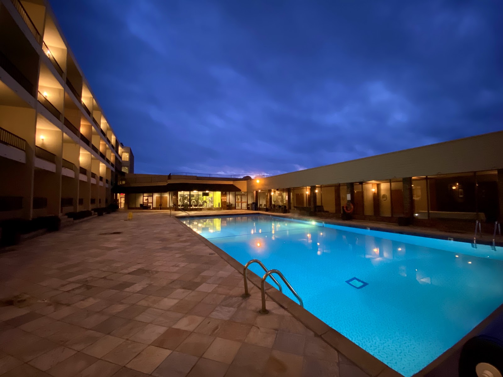Hôtel Coast Capri Hotels in Kelowna – GayOut Guide