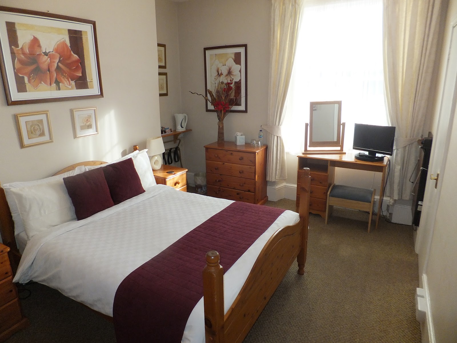 Four Seasons Guest House Hotels in Totnes – GayOut Guide