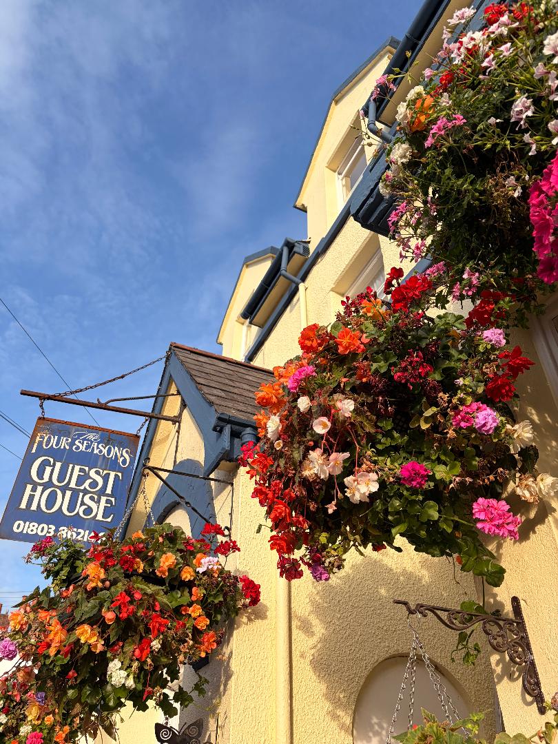 Four Seasons Guest House Hotels in Totnes – GayOut Guide