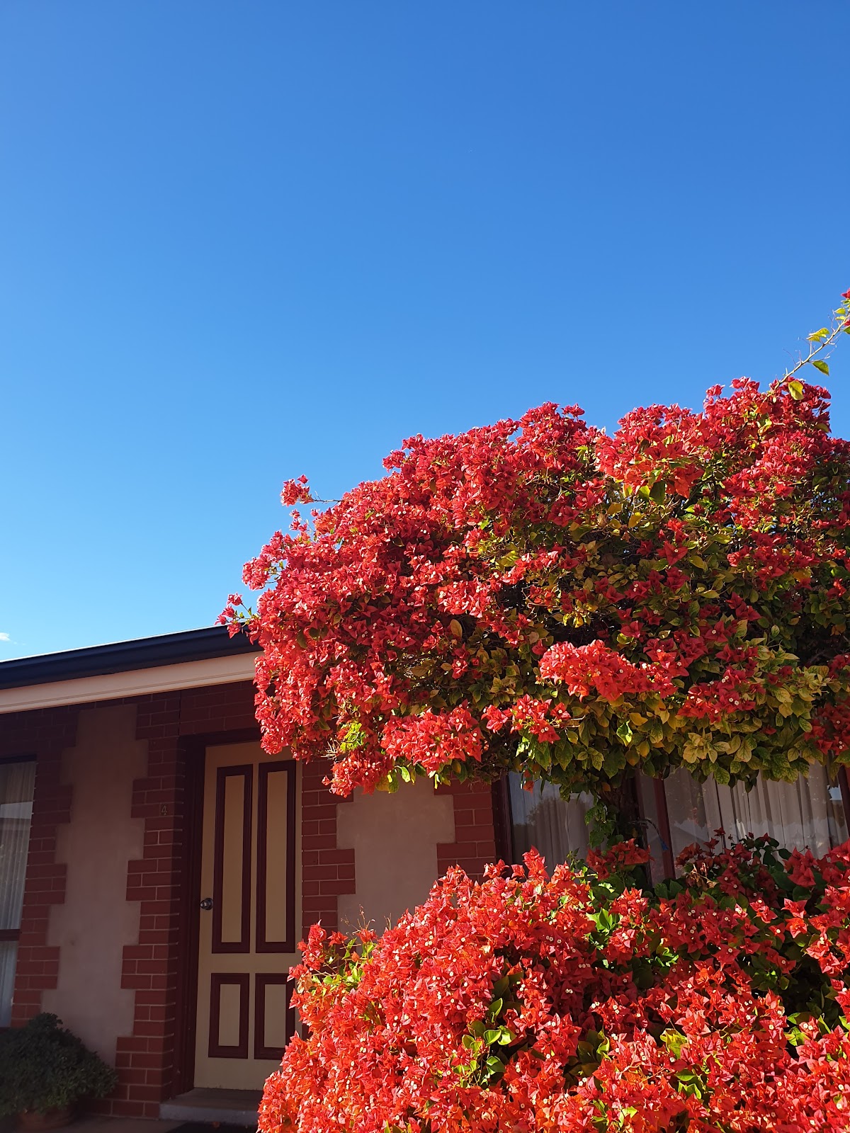 Gateway Motor Inn Hotels in Broken Hill – GayOut Guide