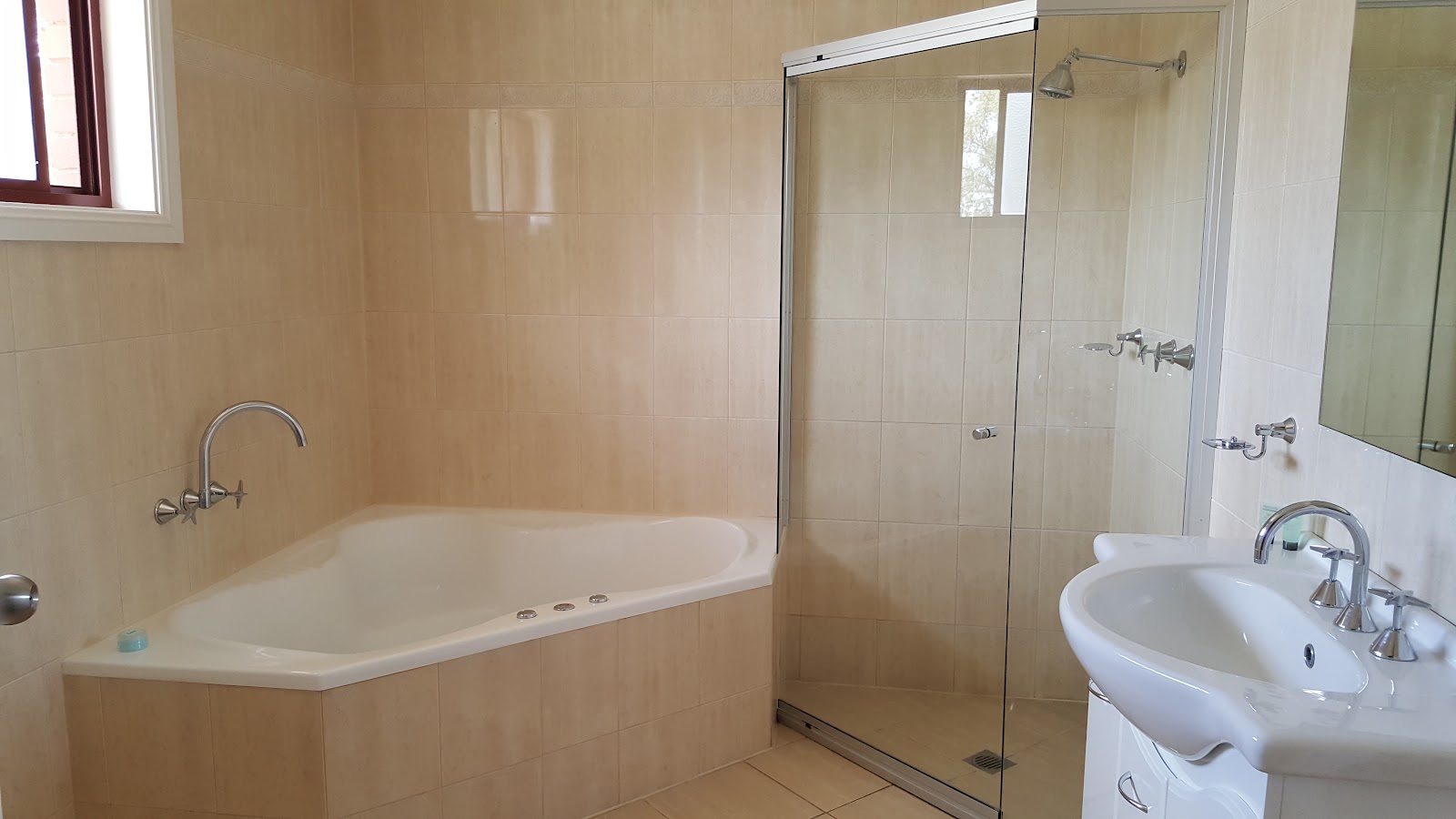 Gateway Motor Inn Hotels in Broken Hill – GayOut Guide