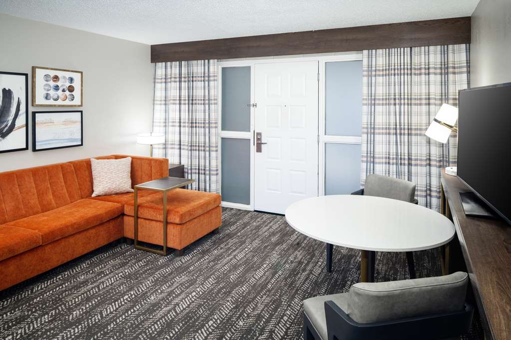 فندق Embassy Suites Hotels in Sanford – GayOut Guide