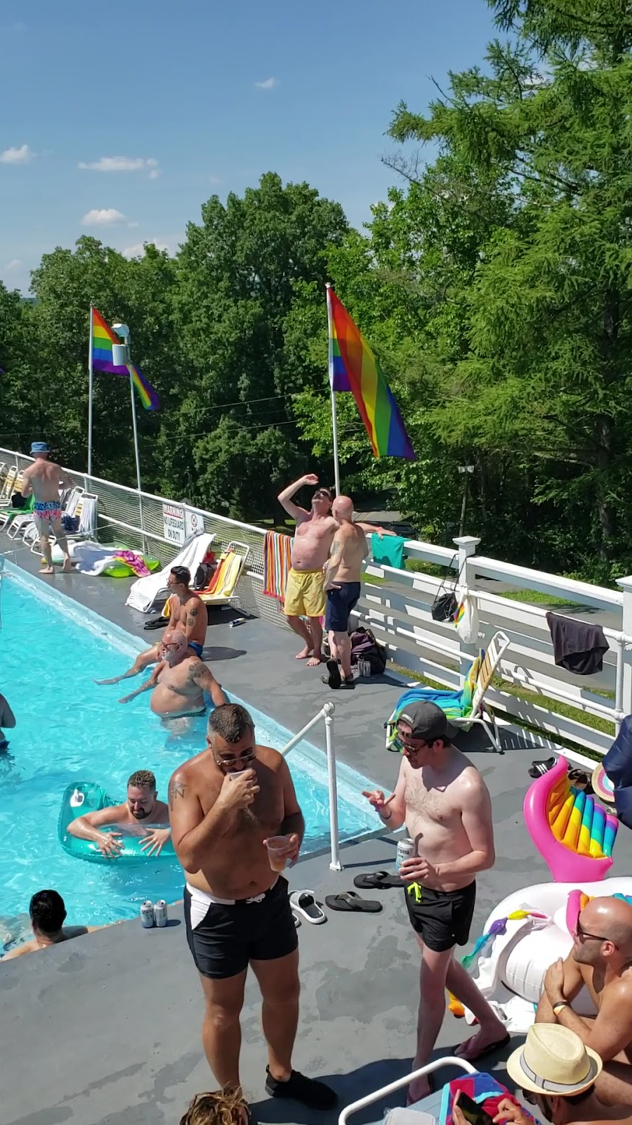 Resort Rainbow Mountain Hotels in East Stroudsburg – GayOut Guide