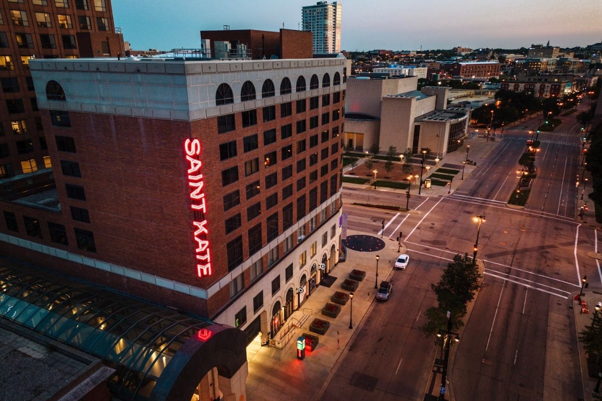 Saint Kate - The Arts Hotel Hotels in Milwaukee – GayOut Guide