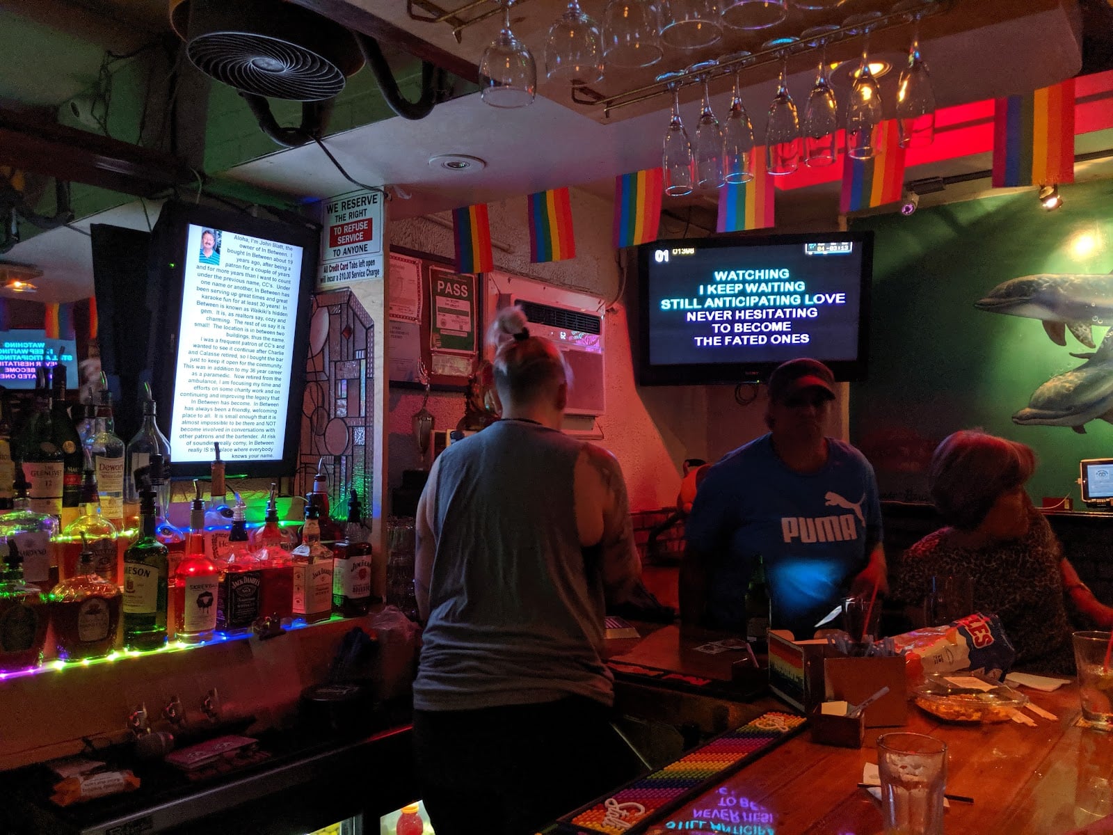 In Between Bars & Clubs in Honolulu – GayOut Guide
